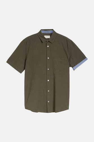 Chemise kaki à manches courtes et petits pois de TOM TAILOR, avec boutons blancs, poche poitrine et intérieur de col et revers de manches bleu clair.