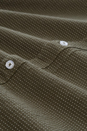 Chemise à manches longues TOM TAILOR avec motif blanc fin et boutons transparents.