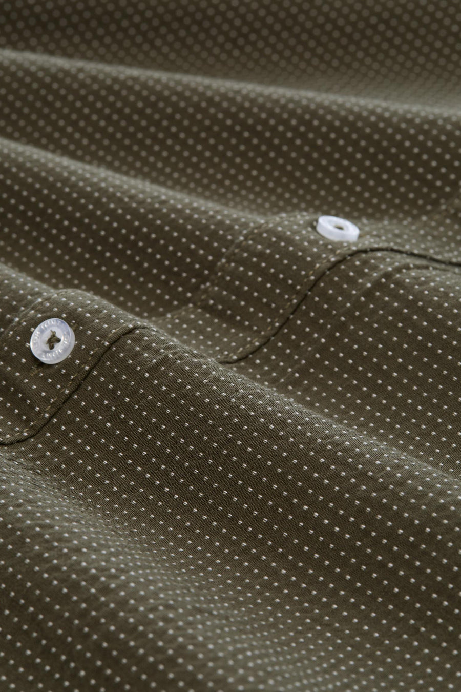 Chemise à manches longues TOM TAILOR avec motif blanc fin et boutons transparents.