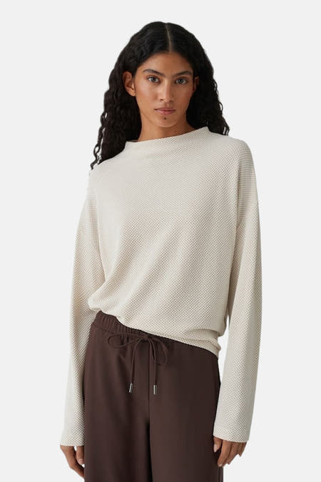 T-shirt beige à manches longues OPUS, avec une texture finement tissée et une couture au dos.