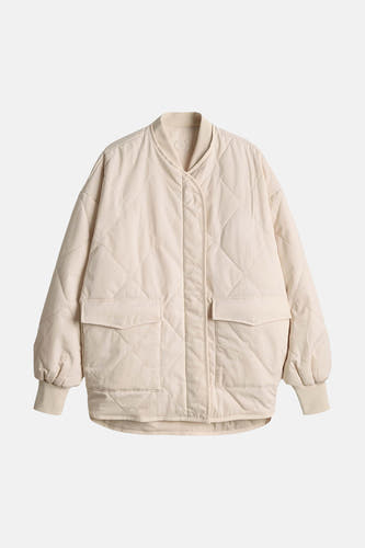 Manteau court beige d'OPUS, avec un matelassage en losange et deux poches sur le devant.