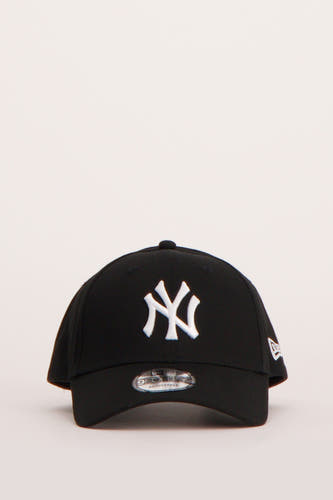 Chapeau noir de NEW ERA, avec un "NY" brodé blanc à l'avant.