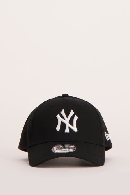 Chapeau noir de New Era avec le logo blanc des New York Yankees sur l'avant.