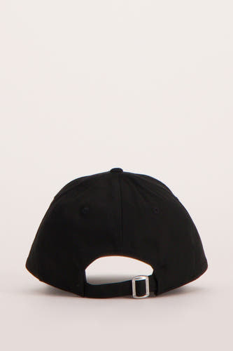 Chapeau noir de New Era, vu par derrière avec une fermeture ajustable.