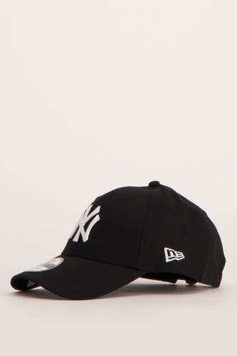 Chapeau noir de NEW ERA, avec le logo des Yankees sur l'avant et une fermeture ajustable.