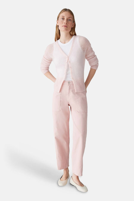 Roze broek van OPUS, gecombineerd met een wit t-shirt en een gebreid, roze vest, in een casual stijl.
