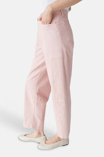 Roze broek van OPUS, met wijde pijpen en zak in de broekband, in zij-aanzicht.
