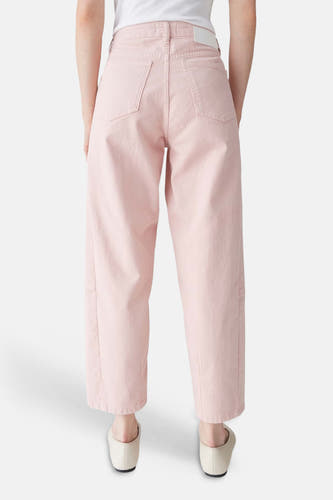 Pantalon rose OPUS, à jambes larges et poches arrière, vu de dos.