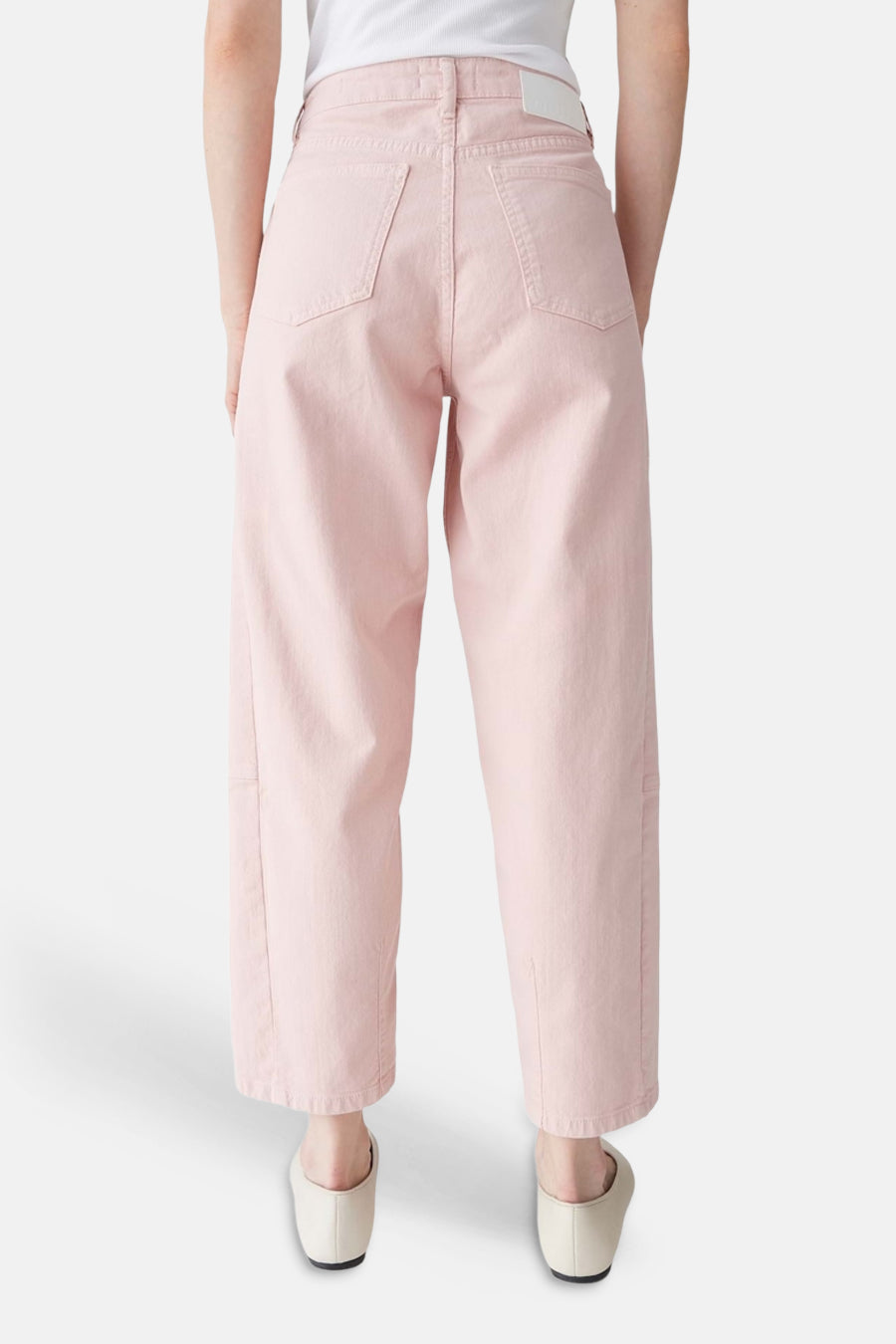 Pantalon rose OPUS, à jambes larges et poches arrière, vu de dos.