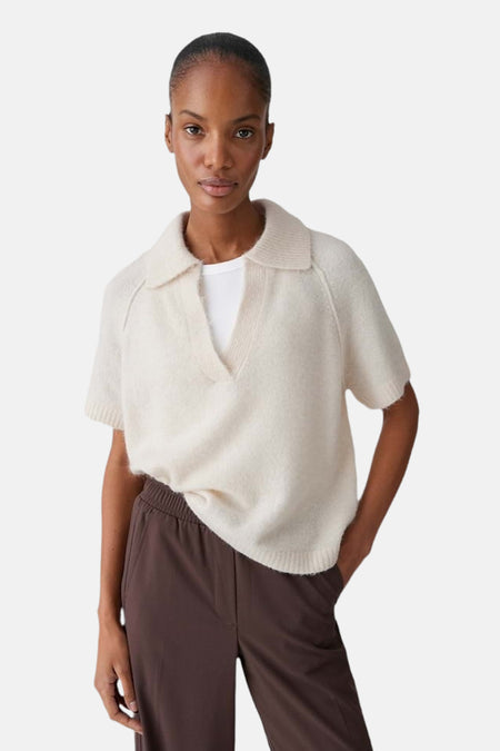 Pull écru OPUS, à manches courtes et pantalon marron.