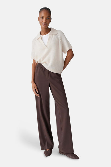 Ecrukleurige trui met V-hals van OPUS, met korte mouwen en een kraag.