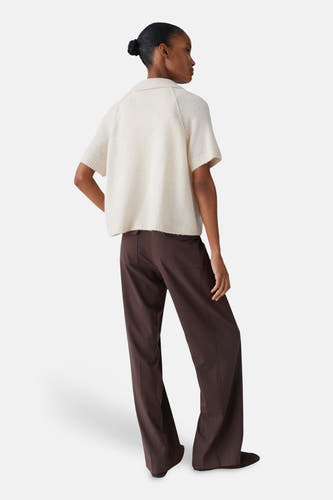 Ecru trui van OPUS, met korte mouwen en bruine pantalon.
