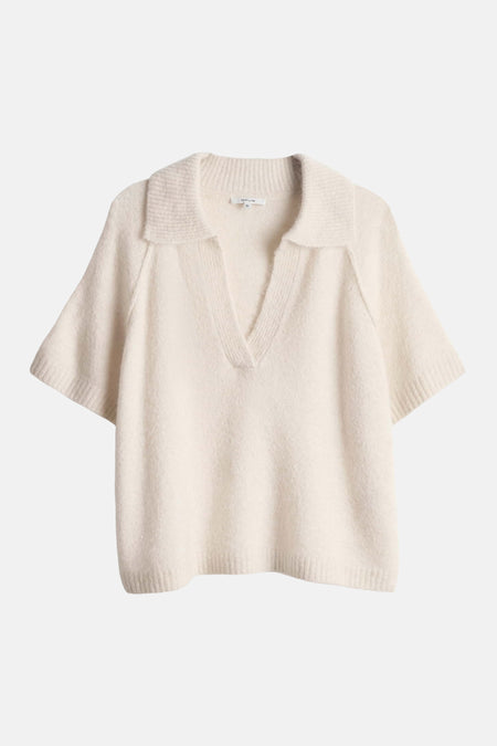Pull en écru à col en V d'OPUS, à manches courtes et avec un col.