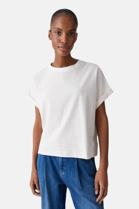 T-shirt rose OPUS, à manches courtes et rayures horizontales, porté avec un jean bleu et des chaussures blanches.