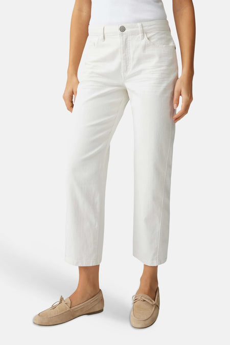 Mom Jeans en denim blanc cassé d'OPUS, vus de dos avec poches arrière visibles et mocassins beiges.