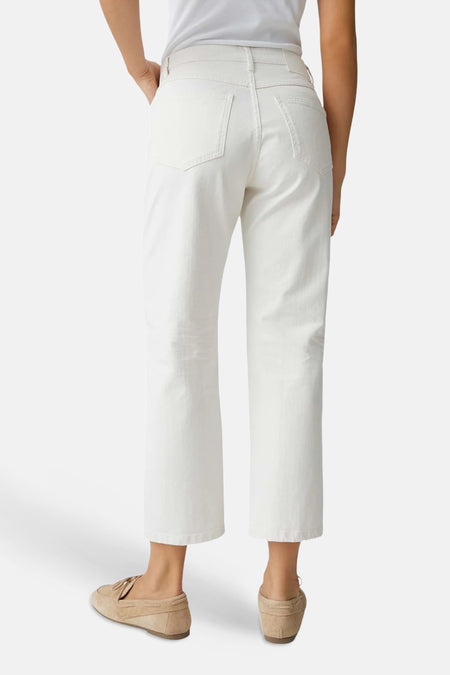 Off-white denim Mom Jeans van OPUS, van achteren gezien met zichtbare achterzakken en beige loafers.