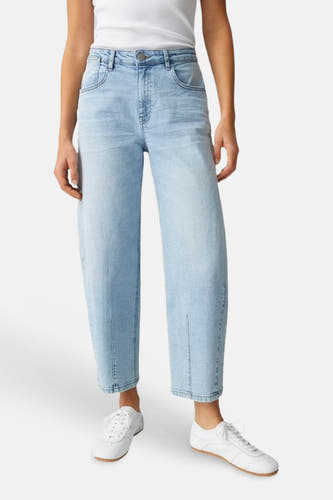 Jean en denim bleu clair OPUS coupe droite, avec poches avant et coutures verticales avec fentes en bas.