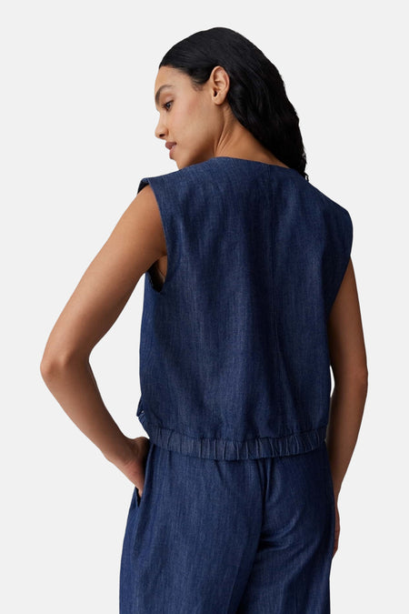 Donkerblauwe mouwloze denim blouse van OPUS met elastische zoom, achterkant en bijpassende broek zichtbaar.