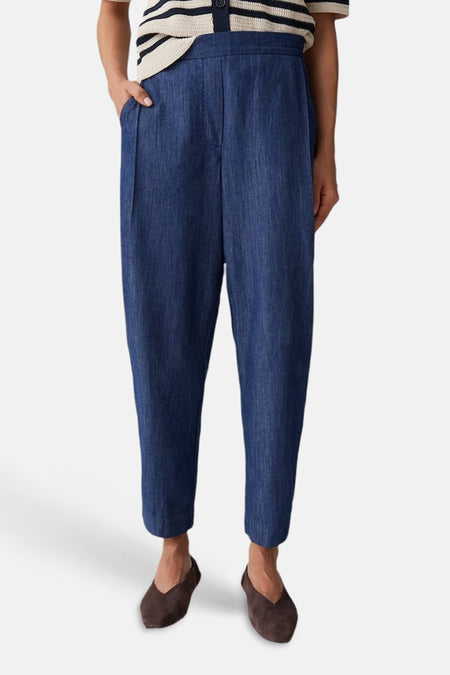 Pantalon de saison bleu pour femme par OPUS, avec une ceinture élastique et des poches latérales, vue de côté.