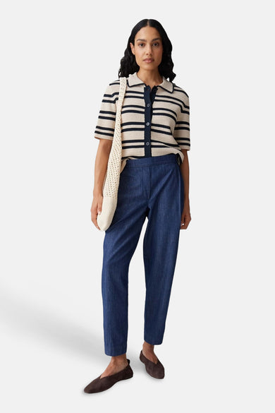 Blauwe dames seizoensbroek elastic van OPUS, met een effen kleur en een relaxte pasvorm.