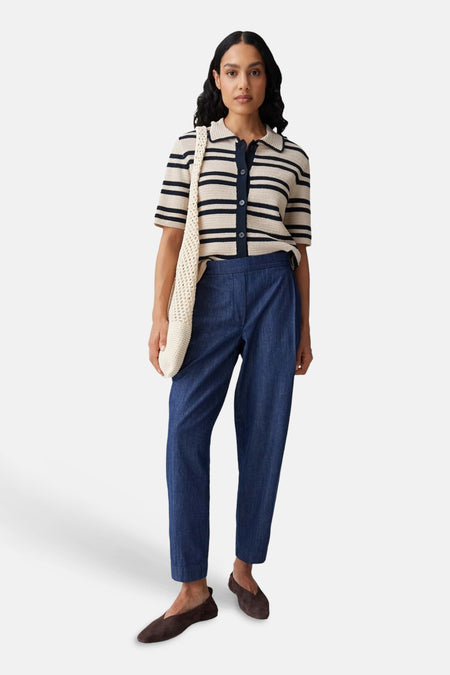 Blauwe dames seizoensbroek elastic van OPUS, met een effen kleur en een relaxte pasvorm.