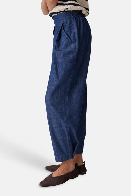 Blauwe seizoensbroek voor dames van OPUS, met een elastische tailleband en steekzakken, in zijaanzicht.