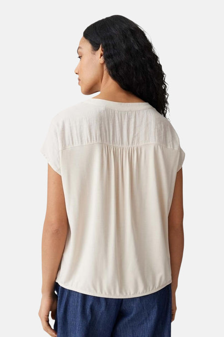 Blouse écru à manches courtes OPUS, vue arrière avec empiècement texturé et plis.