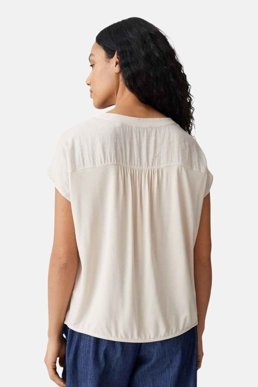 Blouse écru à manches courtes OPUS, vue arrière avec empiècement texturé et plis.