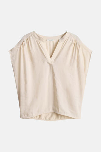 Blouse écru à manches courtes OPUS, avec col en V et plis sur les épaules, posée à plat.