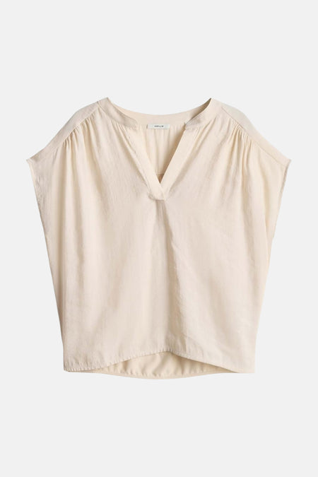 Blouse écru à manches courtes OPUS, avec col en V et plis sur les épaules, posée à plat.
