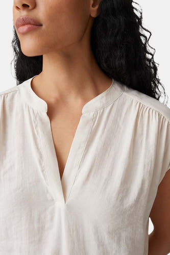 Blouse écru à manches courtes OPUS avec col en V, col montant et épaules plissées.