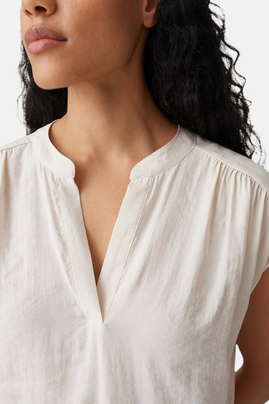 Blouse écru à manches courtes OPUS avec col en V, col montant et épaules plissées.
