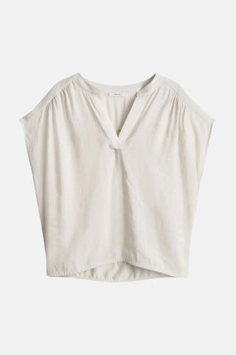 Blouse écru à manches courtes OPUS, avec col en V, coupe ample et épaules plissées.
