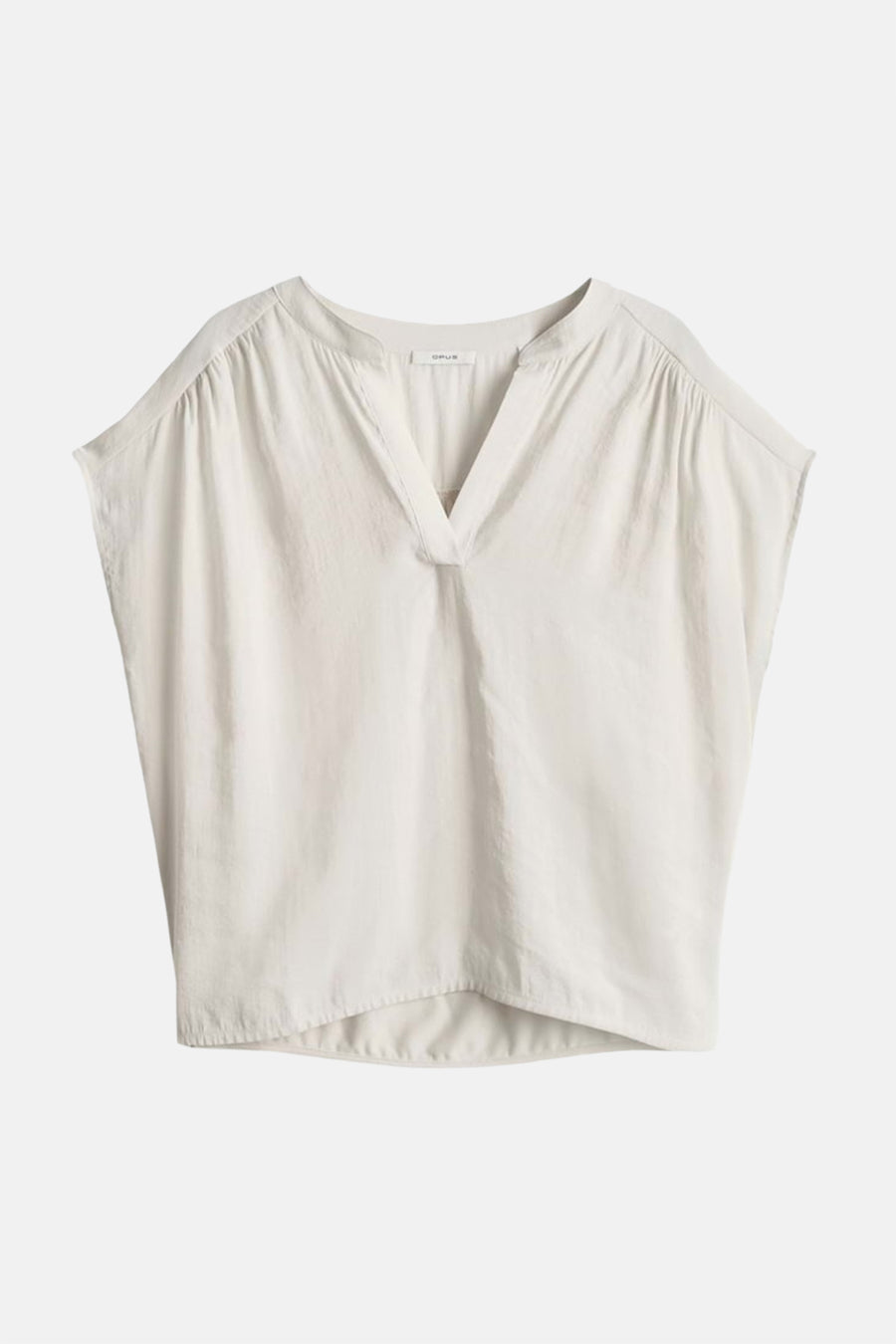 Blouse écru à manches courtes OPUS, avec col en V, coupe ample et épaules plissées.
