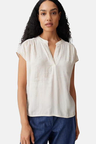 Blouse écru à manches courtes OPUS avec col en V, col mandarin et tissu légèrement texturé.