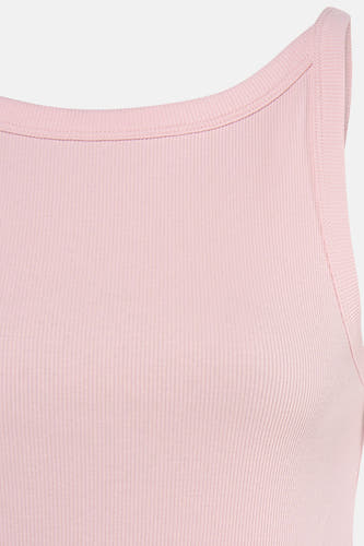 Haut rose OPUS avec une texture côtelée, gros plan sur l'encolure et la bretelle.