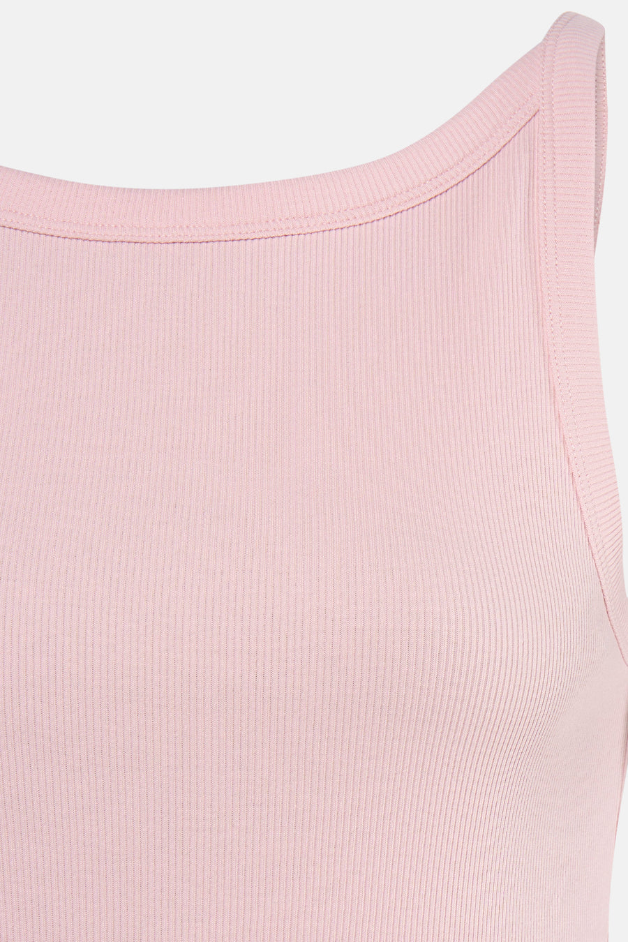 Haut rose OPUS avec une texture côtelée, gros plan sur l'encolure et la bretelle.