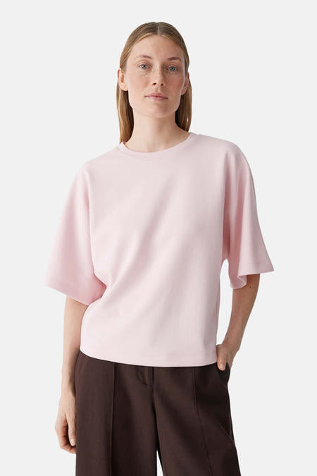 T-shirt rose OPUS coupe ample, manches larges jusqu'au coude et col rond, vu de dos, combiné avec un pantalon marron.