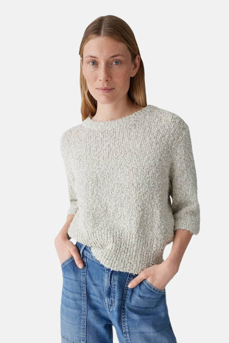 Pull beige à col rond OPUS, surface texturée et manches trois-quarts, combiné avec un jean bleu.