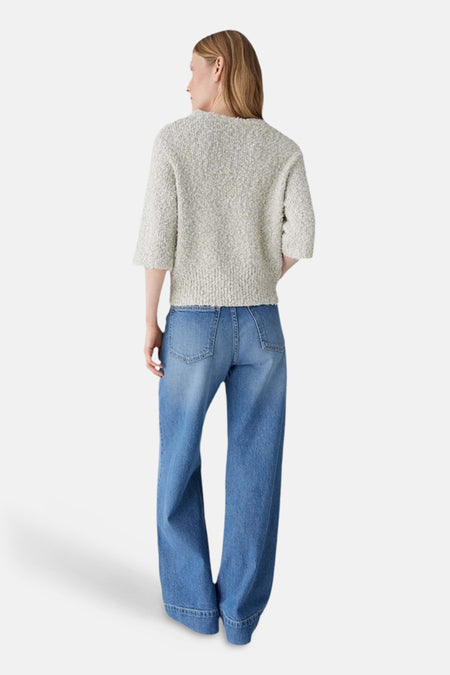 Beige trui met ronde hals van OPUS, getextureerd oppervlak en driekwart mouwen, gecombineerd met blauwe jeans.