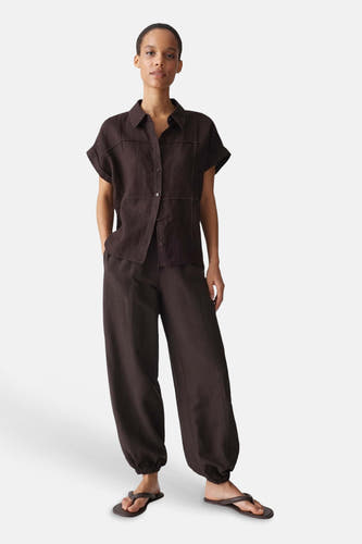 Bruin korte mouwen overhemd van OPUS, gestikt met zakken, gedragen met donkere broek en sandalen, front view