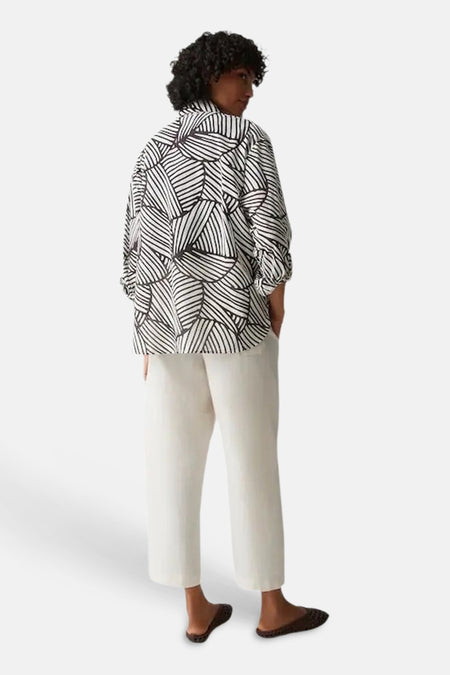 Hemd met lange mouwen van OPUS, met zwart-wit abstract gestreept patroon, opgerolde mouwen, gedragen met lichte broek, achteraanzicht.