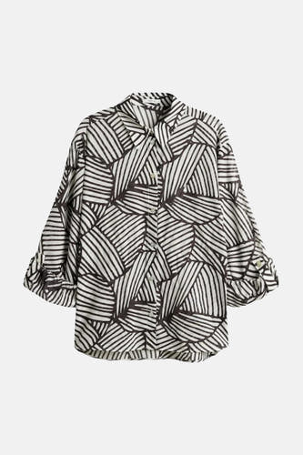 Chemise blanche à motif abstrait noir et blanc d'OPUS, avec manches retroussées.