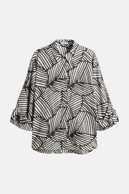 Chemise blanche à motif abstrait noir et blanc d'OPUS, avec manches retroussées.