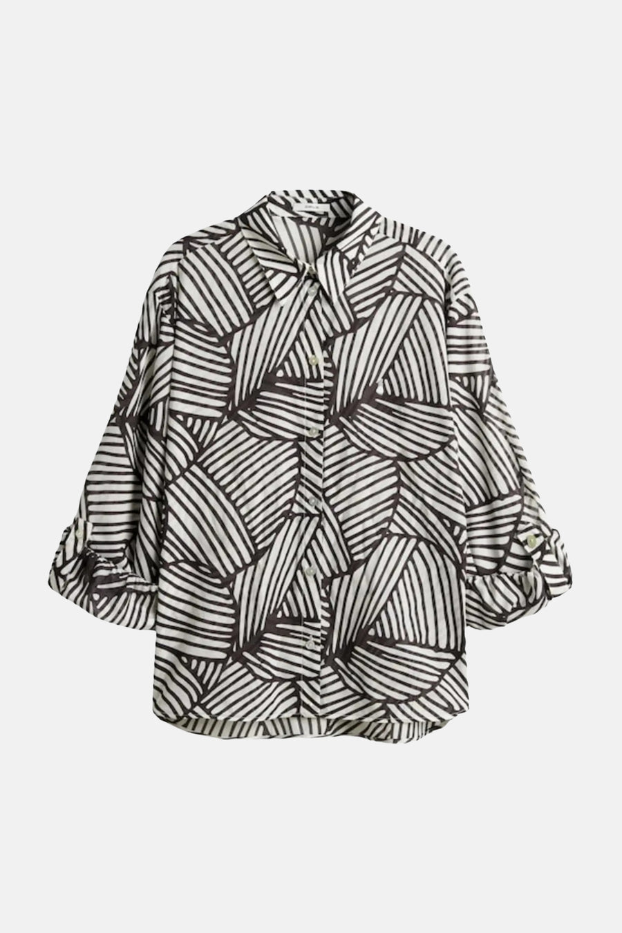 Chemise blanche à motif abstrait noir et blanc d'OPUS, avec manches retroussées.