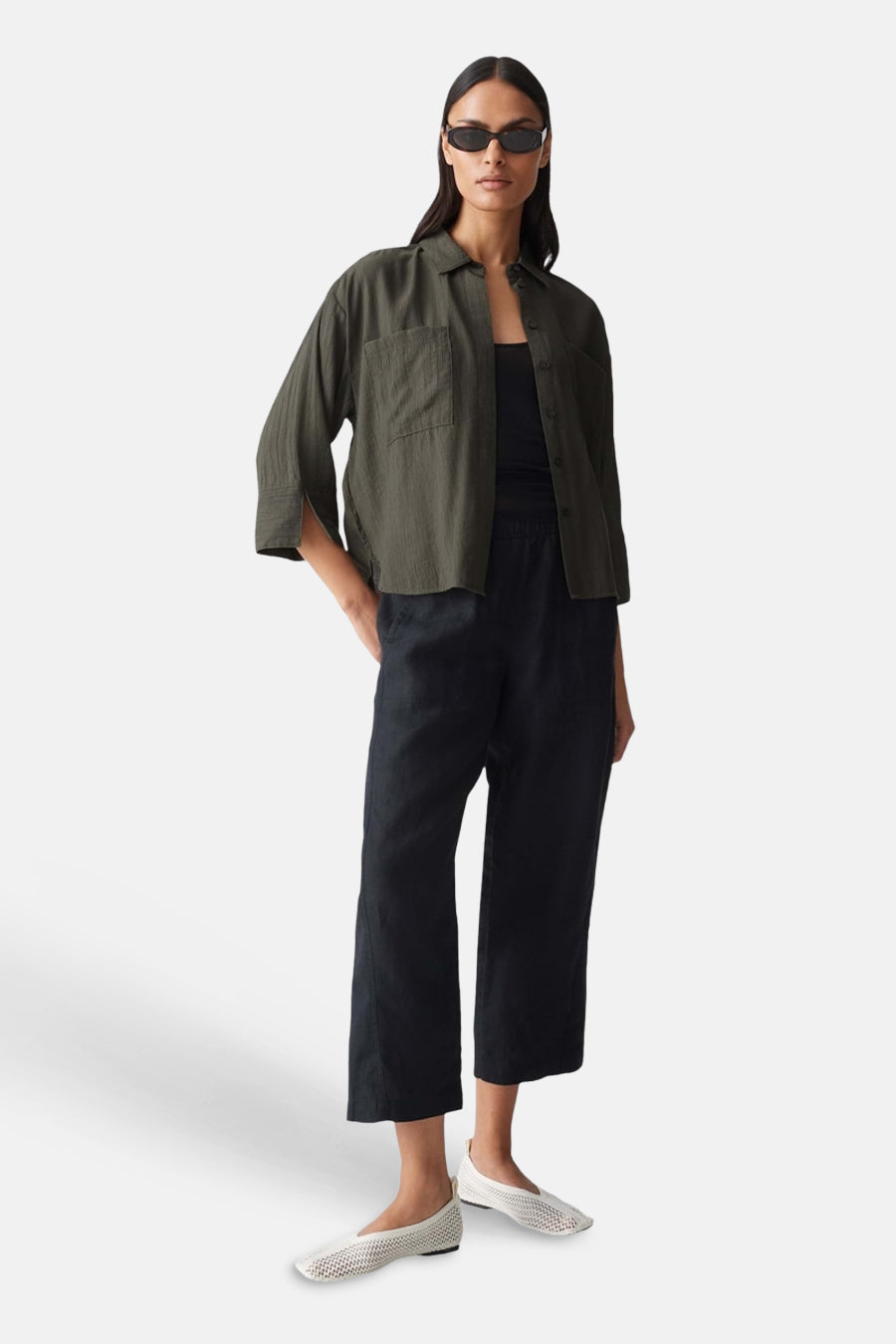 Groen overhemd met lange mouwen van OPUS, losse pasvorm, borstzakje, geknoopt voor, model draagt donkere broek en witte mesh slippers, front view
