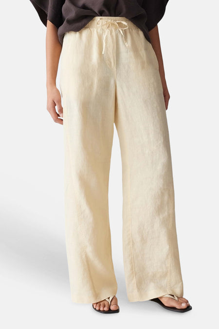 Pantalon de saison pour femme de couleur jaune clair d'OPUS avec taille élastique, jambes larges et poches arrière, vue de dos.