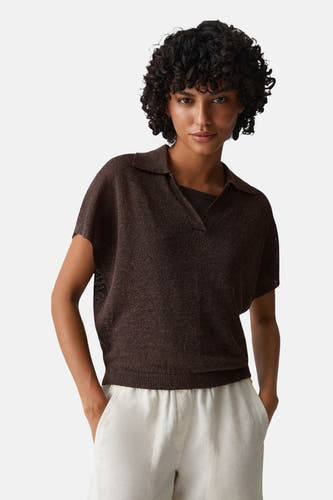 Bruine korte mouwen polo van OPUS, gebreid met textuur, voorzien van kraag en ritsdetail, gedragen door model in lifestyle shot