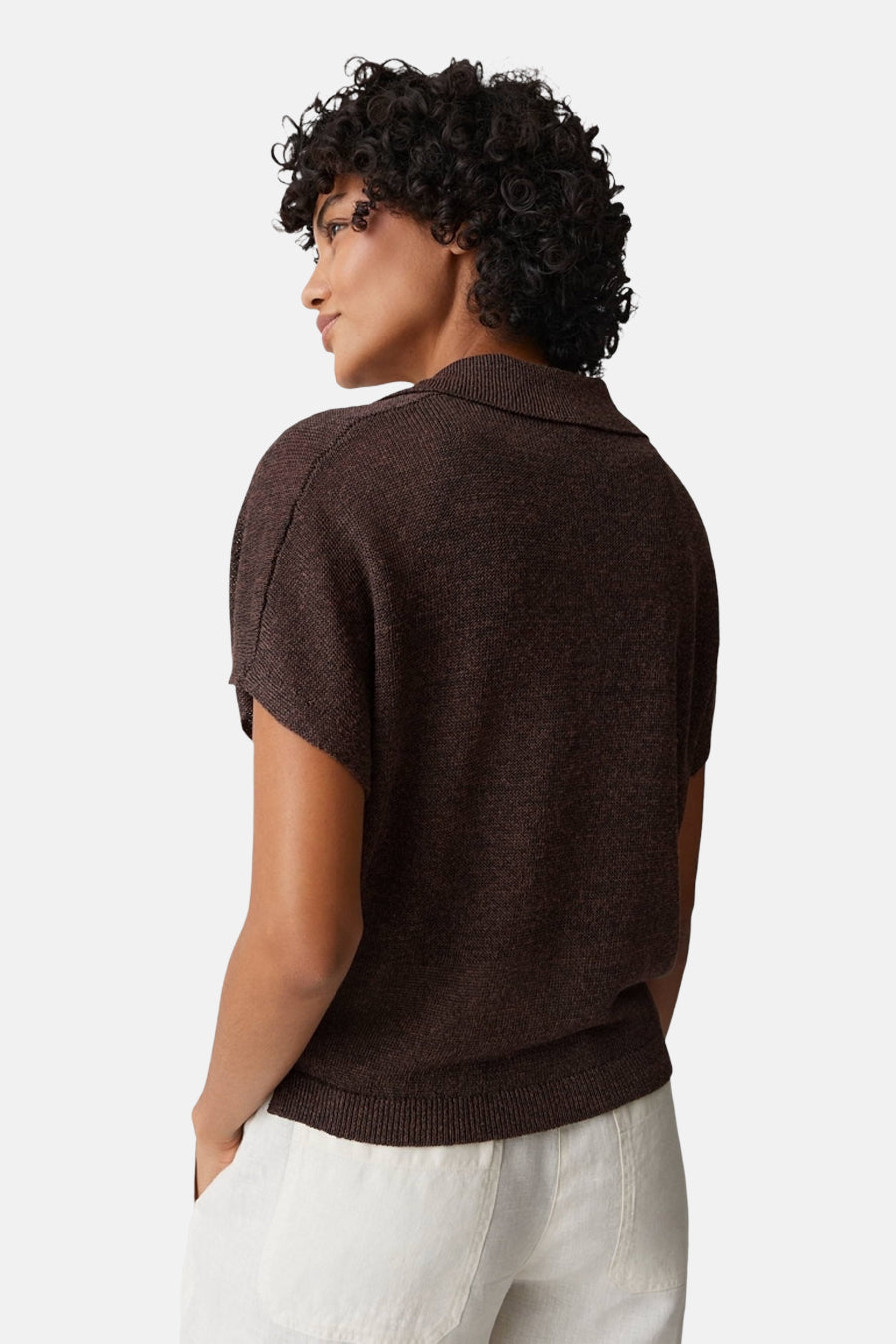 Bruine korte mouwen polo van OPUS, gebreid met ribboord, achterzijde weergegeven, model met krullend haar