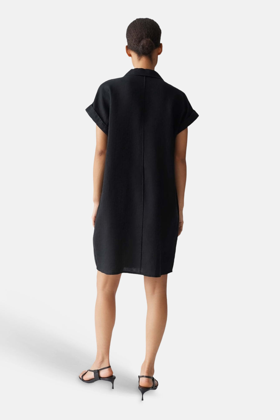 Zwart korte mouwen kleedje van OPUS, achterzijde met centrale naden, model draagt zwarte hakken, minimalistisch design